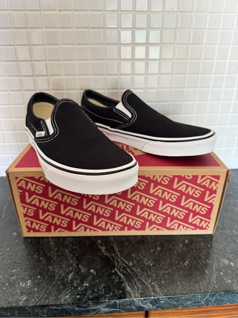 Vans Classic Slip-On unisex Sneakers in Black